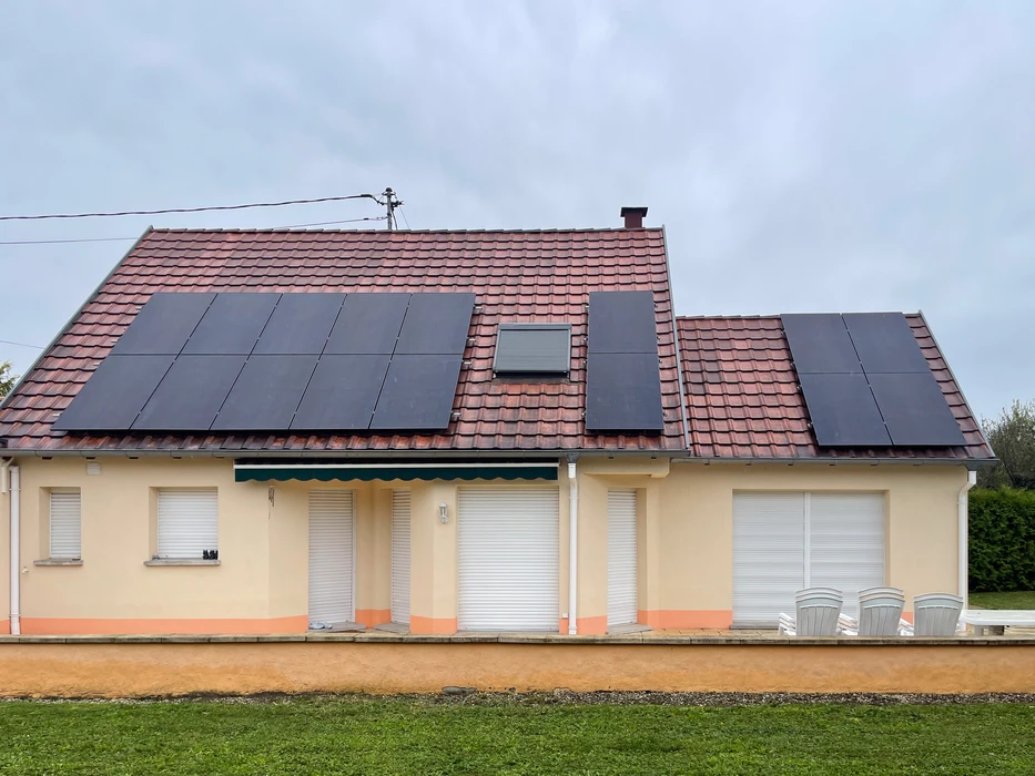 Maison individuelle résidentielle avec installation de panneaux solaires photovoltaïques sur toiture en tuiles terre cuite
