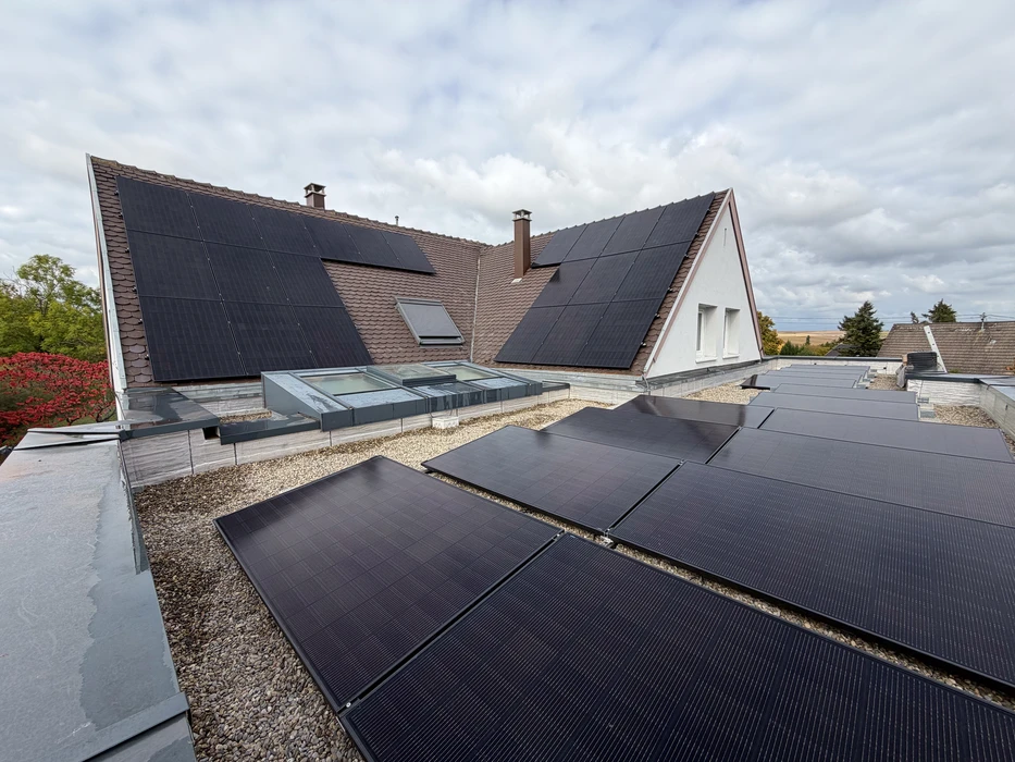 Toiture résidentielle équipée de panneaux solaires photovoltaïques installés sur tuiles et membrane d'étanchéité