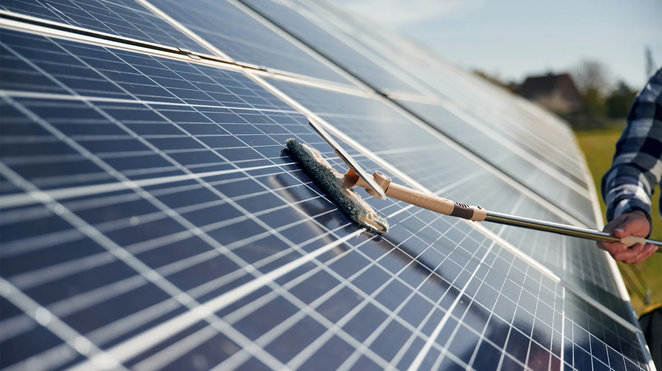 Extérieur ensoleillé avec installation de panneaux solaires photovoltaïques