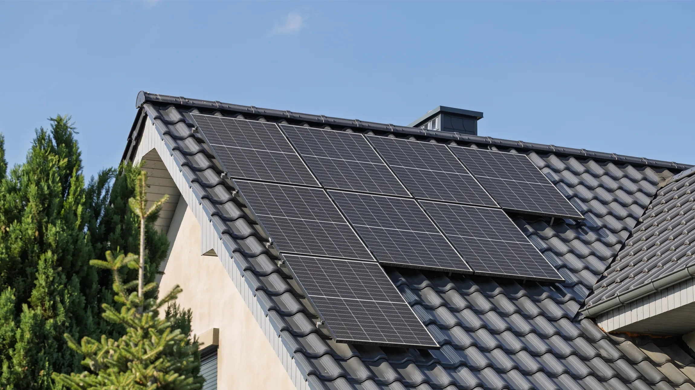 Extérieur ensoleillé avec installation de panneaux solaires photovoltaïques