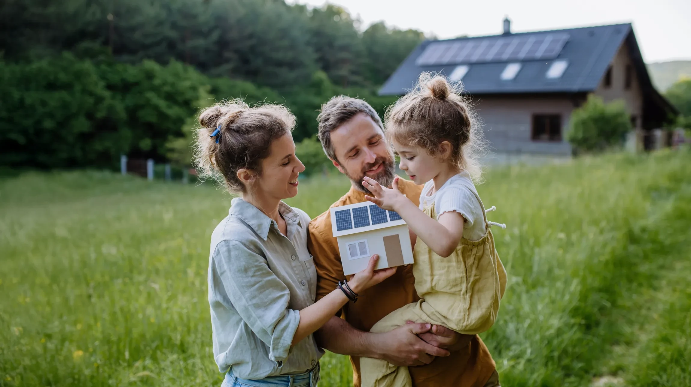 Maison r&eacute;sidentielle moderne avec installation photovolta&iuml;que sur toiture