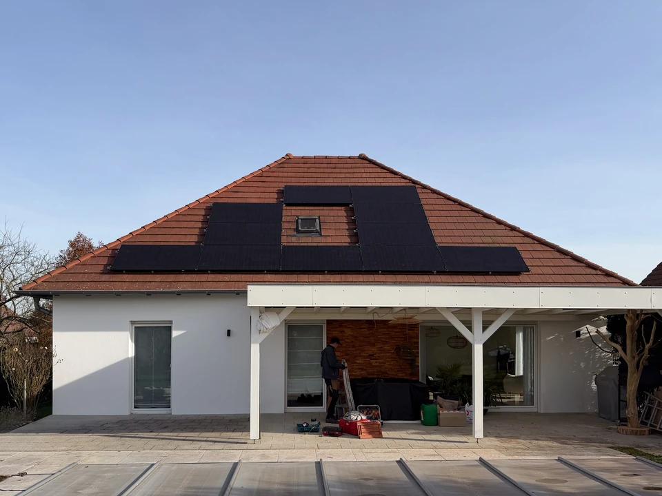 Panneaux solaires produisant de l'énergie propre sur un toit d'une maison d'habitation