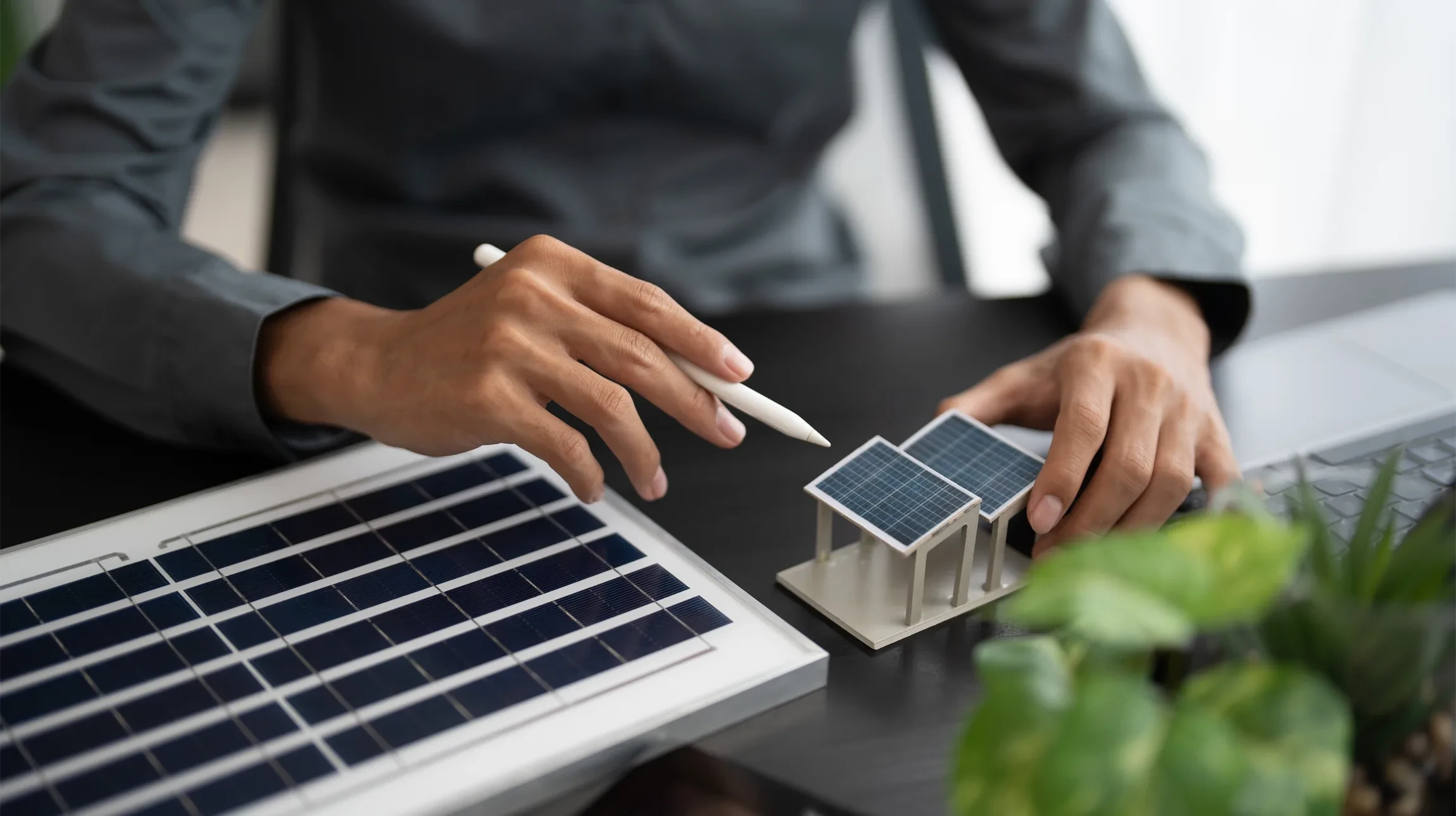 Scène extérieure résidentielle montrant une toiture équipée de panneaux solaires photovoltaïques sous ciel bleu avec végétation luxuriante en arrière-plan