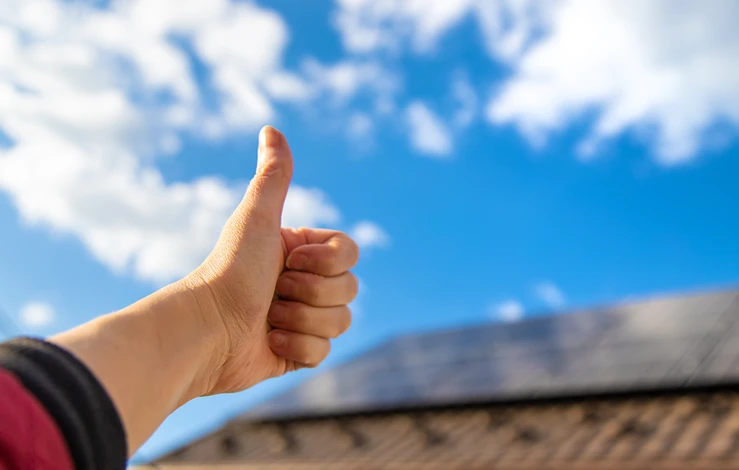 Maison moderne avec panneaux solaires sur le toit